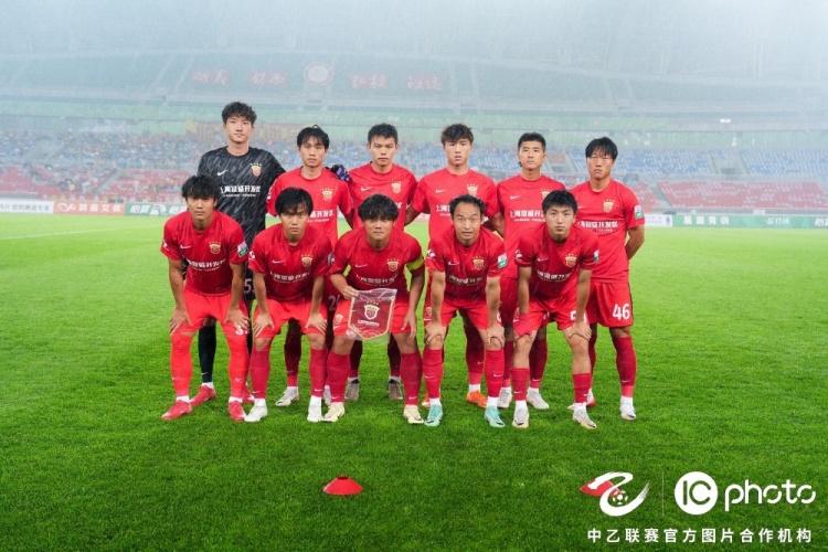 塞内西已启程前往世界杯，伴侣发布两人合影配文“我爱你”